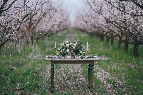 Elegante y romántica mesa con flores, fecha, fin de semana —  Fotos de Stock