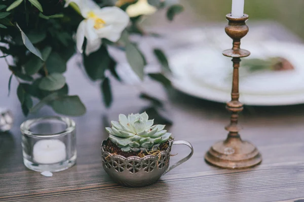 Стильна і романтична обстановка столу з квітами, датою, вихідними — стокове фото