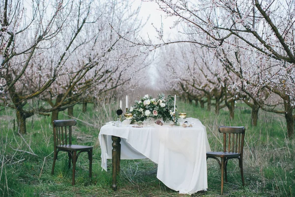 Elegante y romántica mesa con flores, fecha, fin de semana —  Fotos de Stock
