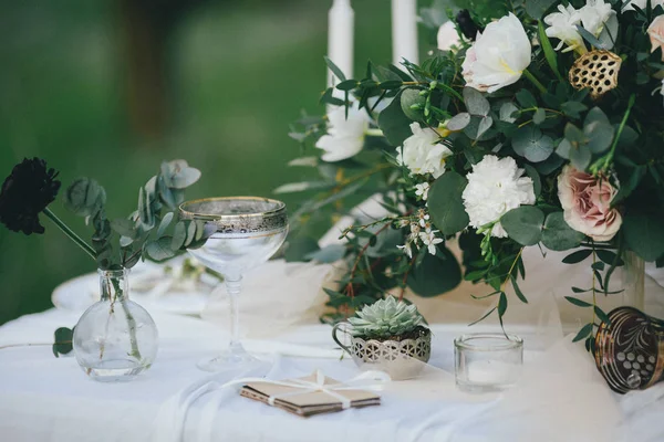 Elegante y romántica mesa con flores, fecha, fin de semana — Foto de Stock