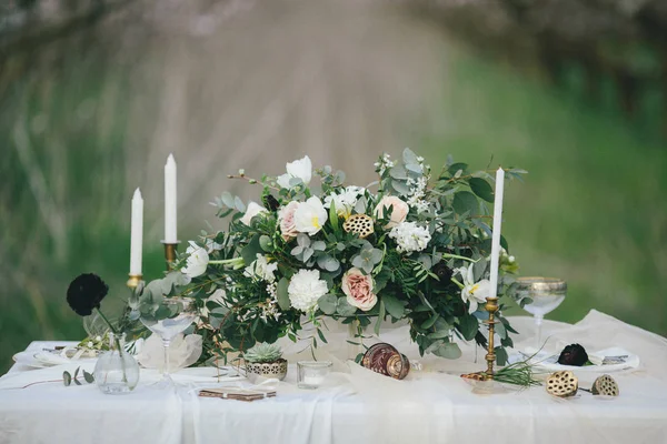 Stół stylowy i romantyczny ustawienie z kwiatów, Data, weekend — Zdjęcie stockowe