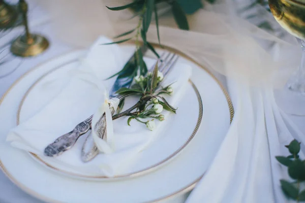 Cadre de table élégant et romantique avec fleurs, date, week-end — Photo