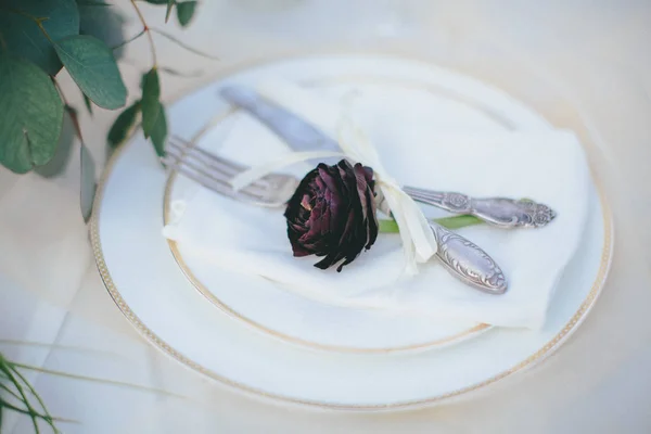 Stół stylowy i romantyczny ustawienie z kwiatów, Data, weekend — Zdjęcie stockowe
