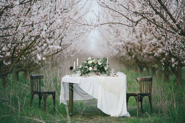 โต๊ะที่มีสไตล์และโรแมนติกพร้อมดอกไม้เดทสุดสัปดาห์ — ภาพถ่ายสต็อก
