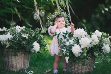 Çiçekli'nın bahçesinde oynayan kız