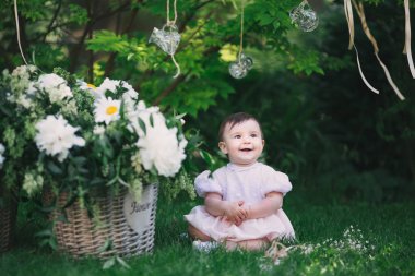 Çiçekli'nın bahçesinde oynayan kız
