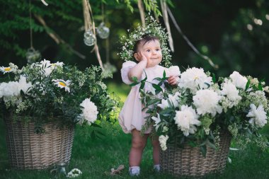 Çiçekli'nın bahçesinde oynayan kız