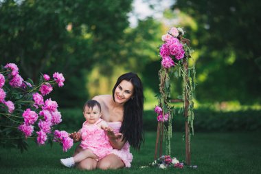 Anne ve kızı bahçede oynuyorlar