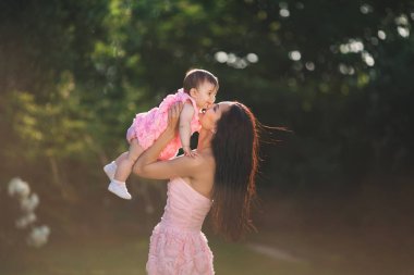 Anne ve kızı bahçede oynuyorlar