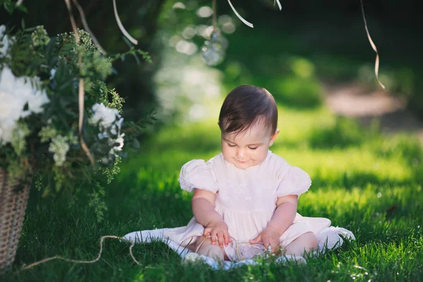 Дівчина грає на газоні з квітами — стокове фото