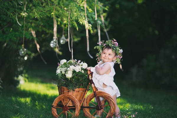 Дівчина грає на газоні з квітами — стокове фото