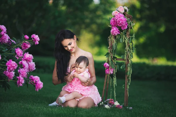 Daughter and mother are playing on the lawn — Stock Photo, Image