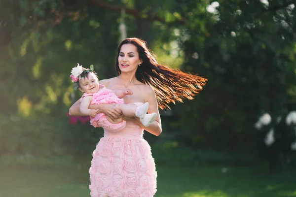 Daughter and mother are playing on the lawn — Stock Photo, Image