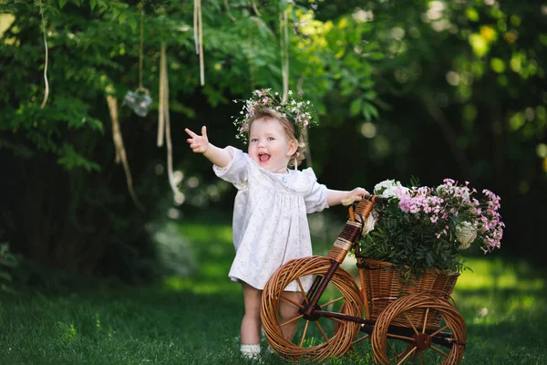 Çiçekli bir çimenlikte gülen kız