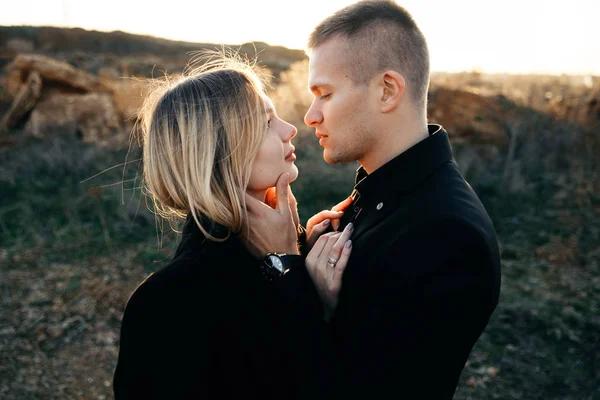 Portrait latéral de deux jeunes amants s'embrassant au coucher du soleil Images De Stock Libres De Droits