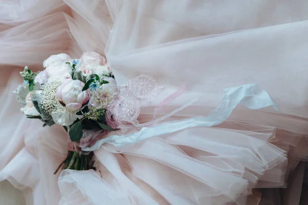 พีโอนี่สีชมพูและสีขาวที่สวยงามและช่อดอกไม้แต่งงานคาร์เนชั่น ช่อดอกไม้แต่งงานที่ละเอียดอ่อนบนลูกไม้และพื้นหลังชุดแต่งงาน — ภาพถ่ายสต็อก