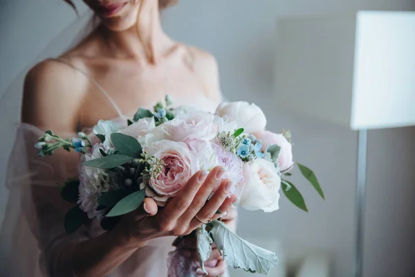 พีโอนี่สีชมพูและสีขาวที่สวยงาม ช่อดอกไม้แต่งงานที่ละเอียดอ่อนในมือของเจ้าสาว — ภาพถ่ายสต็อก