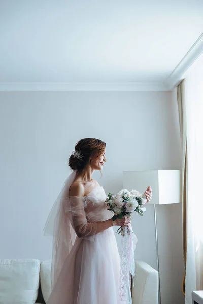 ดอกโบตั๋นสีชมพูและสีขาวสวยงาม ช่อดอกไม้แต่งงานที่ละเอียดอ่อนในมือของเจ้าสาว มุมมองด้านข้าง — ภาพถ่ายสต็อก