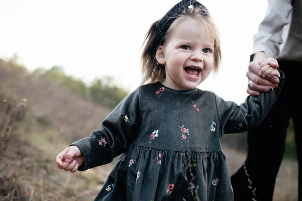 Nära porträtt av söt liten leende flicka är murking i höstskogen. — Stockfoto