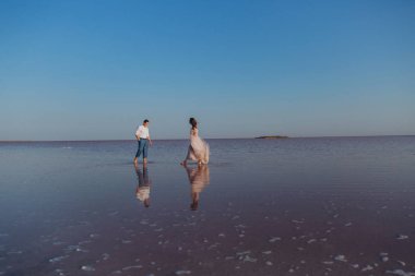 Yeni deniz kenarında yürüyüş onların elele çift evlenmek.