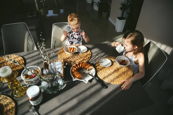 tapılası küçük çocuklar sabahları okuldan önce kahvaltı yapıyorlar.