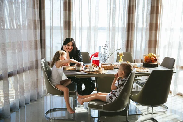 Mutlu anne sabah okuldan önce sevimli çocuklarını arıyor.