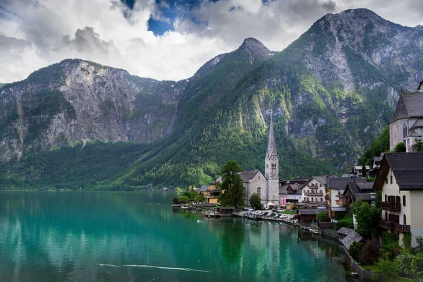 Beutiful Avusturya dağlar ve küçük bir köy Hallstatt