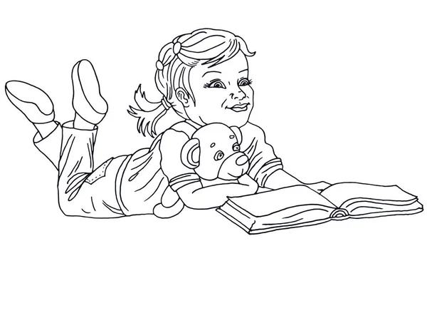 Bambina bambina che legge un libro sdraiata sul pavimento abbracciando un orsacchiotto — Foto Stock