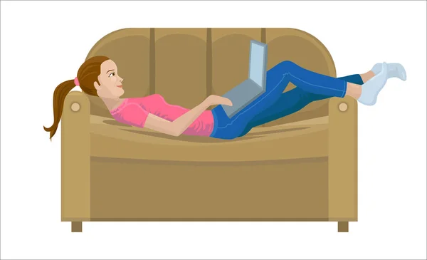 Vector κορίτσι ελεύθερος επαγγελματίας βρίσκεται στον καναπέ και εργάζεται στον υπολογιστή — Διανυσματικό Αρχείο