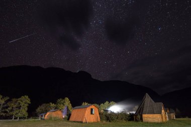 Sunrise dağlık manzara üzerinde