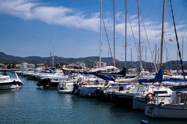 güneşli Ibiza Adası üzerinde seyahat