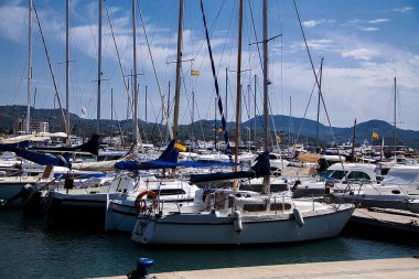 güneşli Ibiza Adası üzerinde seyahat