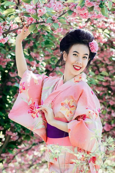 Японская Девушка Цветущей Сакуре — стоковое фото