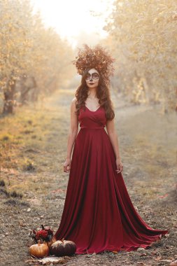 Santa Muerte için kırmızı elbiseli kız