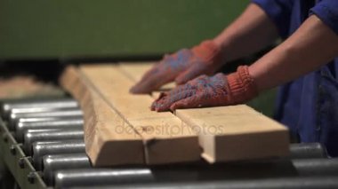 Ustanın elleri kesilmiş ağaç, ağaç işleri.