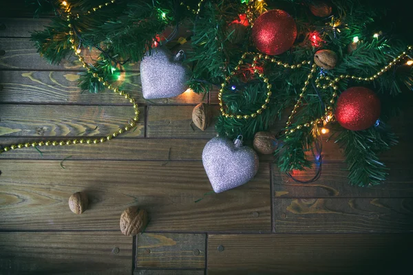 Juguetes de Año Nuevo sobre un fondo de madera, adornos de Navidad, Chri — Foto de Stock