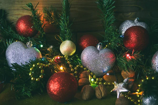 Juguete rojo de Navidad, tarjeta de Navidad, juguetes de Navidad y nueces , — Foto de Stock