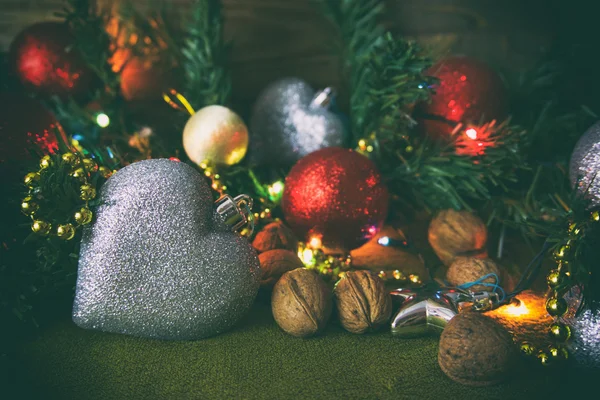 Juguete rojo de Navidad, tarjeta de Navidad, juguetes de Navidad y nueces , — Foto de Stock