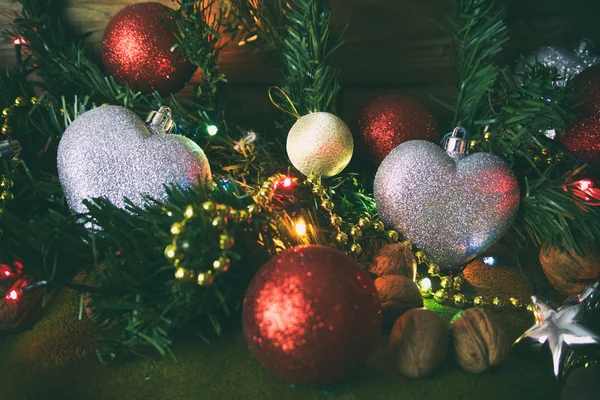 Juguete rojo de Navidad, tarjeta de Navidad, juguetes de Navidad y nueces , — Foto de Stock