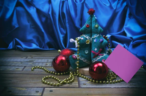 Pequeño árbol de Navidad, bolas rojas de Navidad — Foto de Stock