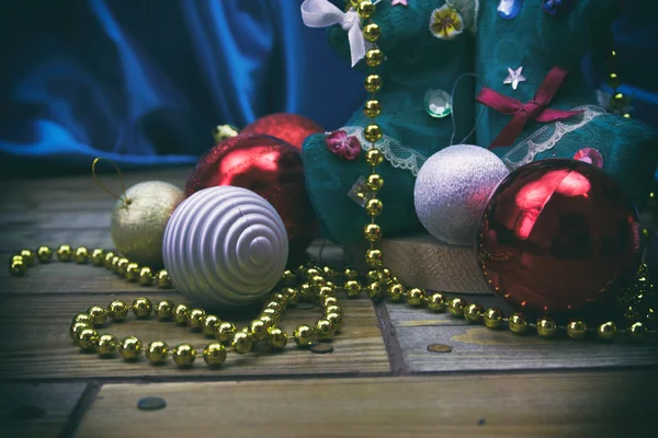 Pequeño árbol de Navidad, bolas rojas de Navidad — Foto de Stock