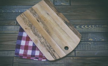 Masa, ahşap kesme tahtası, arka plan üzerinde kırmızı peçete doğrama