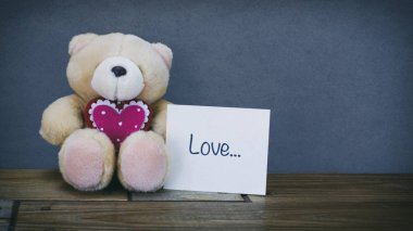 Oyuncak ayı ve beyaz kağıt etiket