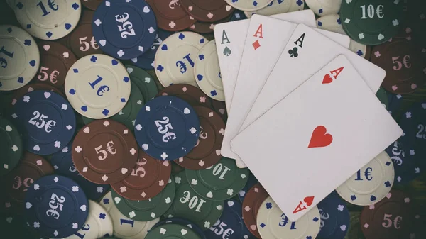 Fichas do Casino, fichas de jogo coloridas, cartas de baralho — Fotografia de Stock