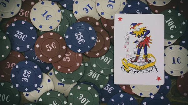 Фішки з казино, барвисті ігрові фішки, гральні карти — стокове фото