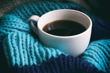 Bir fincan kahve, bir eşarp beyaz Kupası, pi üzerinde yazıt