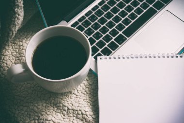 Siyah kahve ve bir bilgisayar, bir kelime kağıt üzerinde bir not sözleriyle