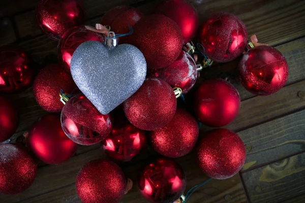 Bolas rojas de Navidad, adornos de Navidad, corazón de plata — Foto de Stock