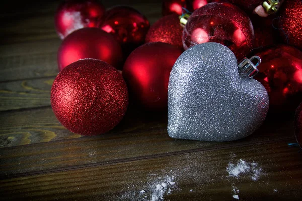 Bolas rojas de Navidad, adornos de Navidad, corazón de plata — Foto de Stock