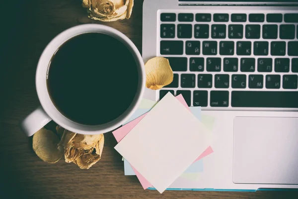 A cup of coffee, a note near the cup, the cup on a white backgro — Stock Photo, Image